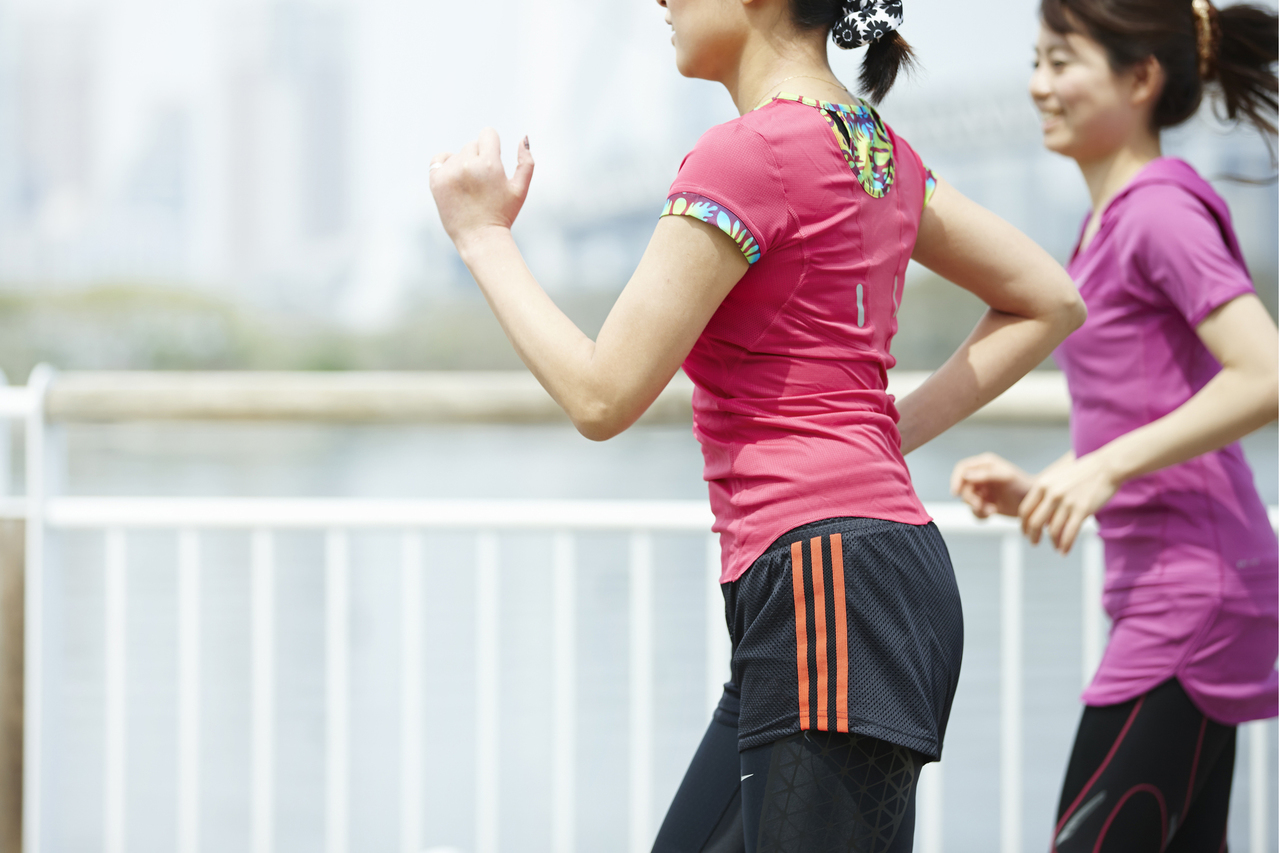 走る女性