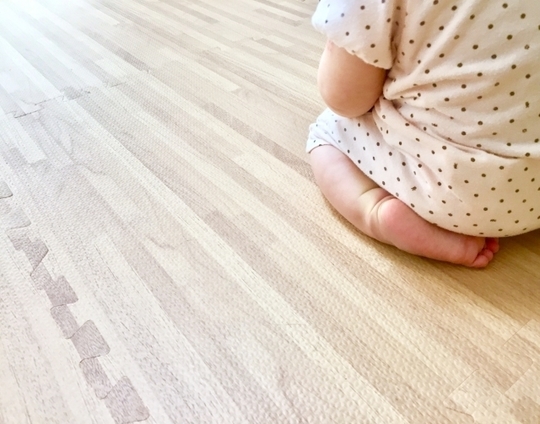 正座をする小さい子